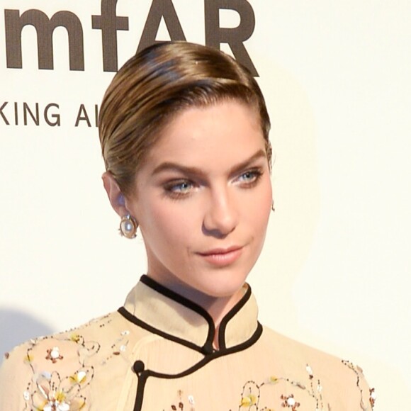 Isabella Santoni usou um pijama de organza no baile do amfAR