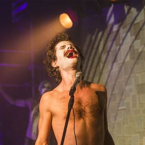 Mauricio Destri pediu para cantar nas cenas de Leon, em'Os Dias Eram Assim'