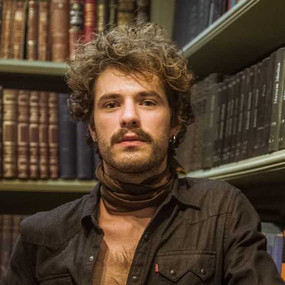 Mauricio Destri canta e dança em cena como Leon na supersérie 'Os Dias Eram Assim', em 28 de abril de 2017