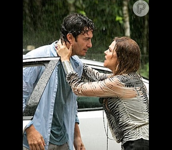 Shirley (Vivianne Pasmanter) beija Laerte (Gabriel Braga Nunes) em uma boate e o flagra dos dois se beijando vai parar na internet, na novela 'Em Família', em 19 de março de 2014