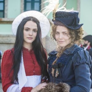 Leopoldina (Letícia Colin) não deixa Anna (Isabelle Drummond) revelar que está grávida de Joaquim (Chay Suede), na novela 'Novo Mundo', em 6 de maio de 2017