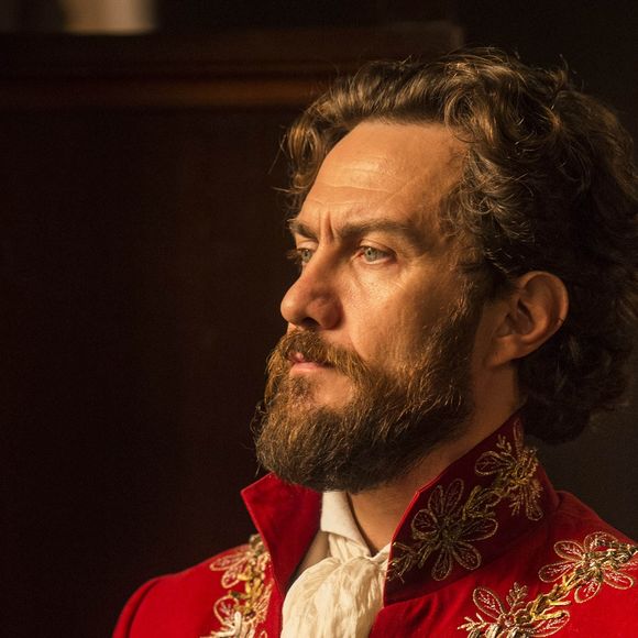 Thomas (Gabriel Braga Nunes) arma contra Dom Pedro (Caio Castro), na novela 'Novo Mundo'