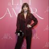 Alice Wegmann usou um modelo bordô da marca Givenchy no lançamento de 'A Lei do Amor'
