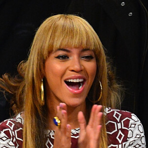 Beyoncé combiniou o macacão 'pijama' com look da grife Tibi