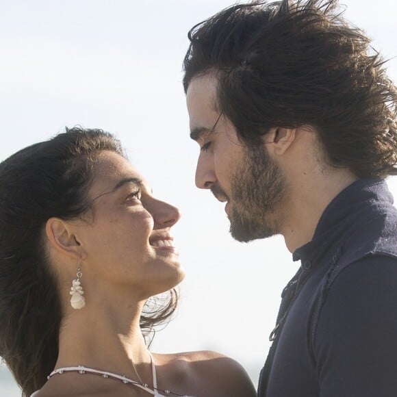 Ruy (Fiuk) se casou com Ritinha (Isis Valverde) na novela 'A Força do Querer'