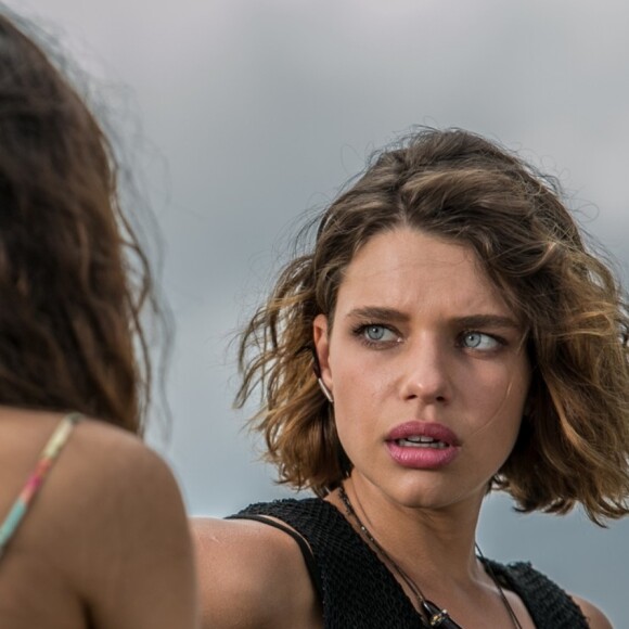 Na novela 'A Força do Querer', Cibele (Bruna Linzmeyer) arma um barraco com Ritinha (Isis Valverde)