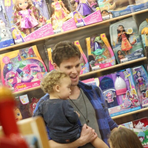 Jonatas Faro se divertiu com o filho, Guy, e um primo em loja de brinquedos na Barra