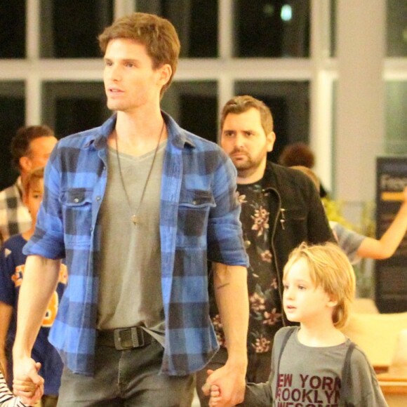 Jonatas Faro, após internação às pressas, vai às compras com filho, Guy, no Rio nesta sexta-feira, dia 28 de abril de 2017