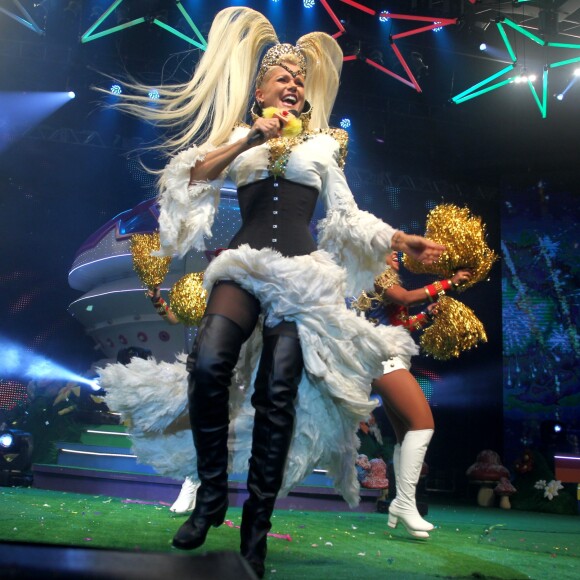 Xuxa Meneghel cantou seus maiores sucessos como 'Ilariê', 'Arco-íris', 'Brincar de Índio', 'Amiguinha Xuxa', 'Planeta Xuxa', 'Lua de Cristal', entre outros