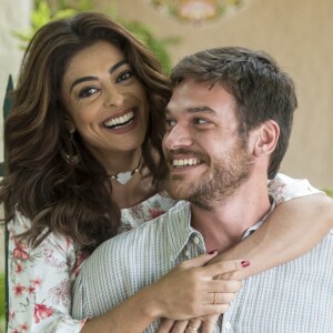 Bibi (Juliana Paes) vive um casamento feliz com Rubinho (Emilio Dantas), que prometeu comprar a casa em que eles estão morando, na novela 'A Força do Querer'