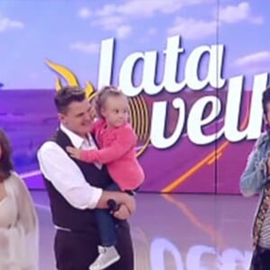 Luan Santana brincou com uma menininha que também participou da atração