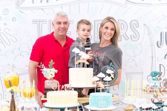 Ana Hickmann e Alexandre Correa são pais do pequeno Alexandre