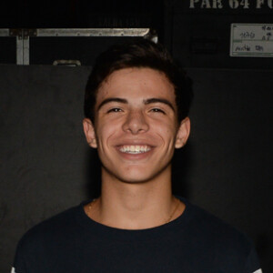 Thomaz Costa e Larissa Manoela evitaram posar juntos em show de Anitta e Maluma
 