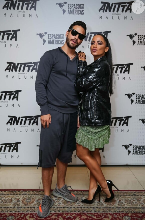 Anitta posou com Maluma em bastidores de show em São Paulo, na noite de domingo, 30 de abril de 2017