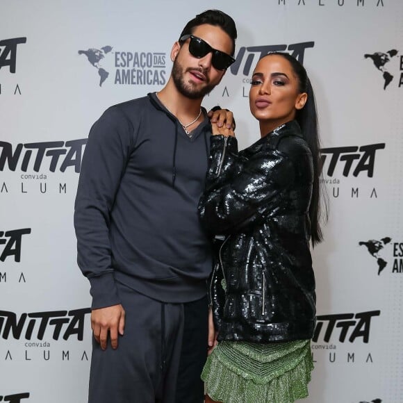 Anitta posou com Maluma em bastidores de show em São Paulo, na noite de domingo, 30 de abril de 2017