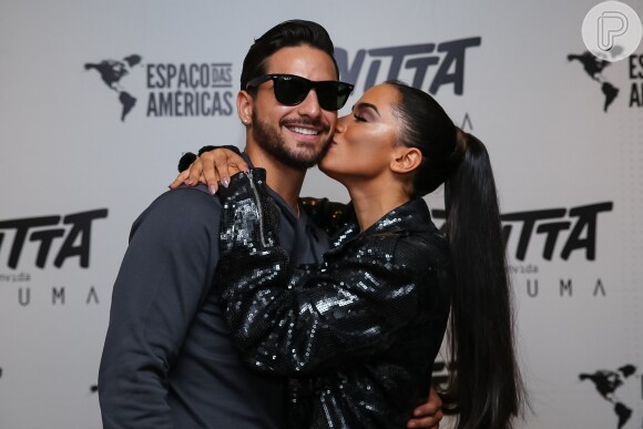 Maluma ganhou um beijo de Anitta em bastidor de show em São Paulo, na noite de domingo, 30 de abril de 2017