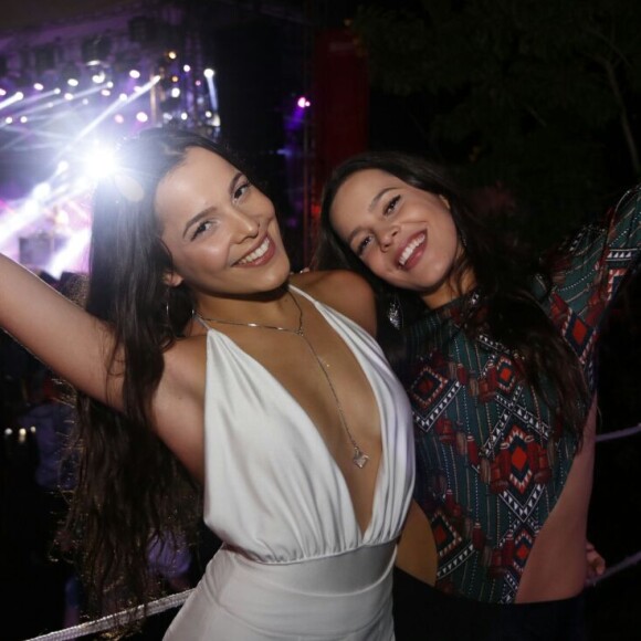 As ex-BBBs Emilly e Mayla curtiram o show da dupla sertaneja Matheus e Kauan no segundo dia da Villa Mix Weekend, no sábado, 29 de abril de 2017