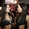 As gêmeas Emilly e Mayla curtiram o primeiro dia do Villa Mix Weekend com looks pretos decotados