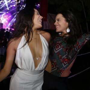 Sem cachê, as ex-BBBs Emilly e Mayla pediram cortesias para participarem do Villa Mix Weekend e ganharam alimentação e hospedagem da produção do evento