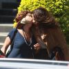 Maria Casadevall brincou ao dar um falso beijo em figurinista após gravação de 'Os Dias Eram Assim'