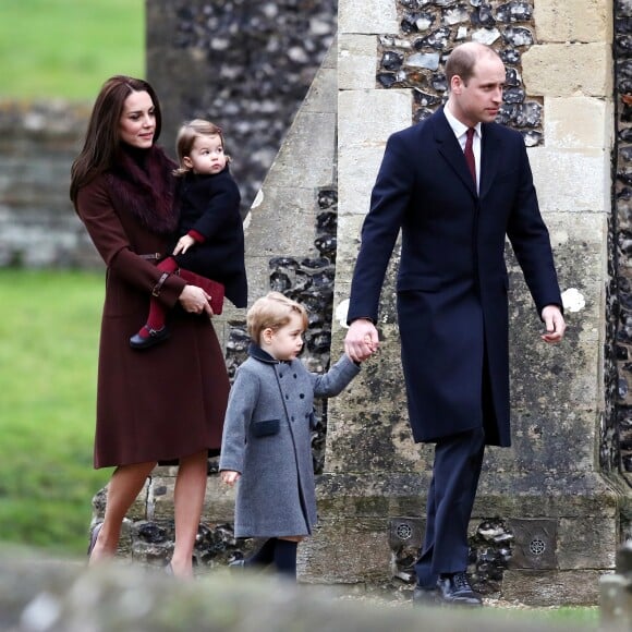 Princesa Charlotte roubou a cena ao usar um look com meia-calça vermelha para missa de Natal em dezembro de 2016