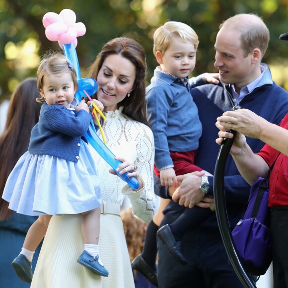 'O duque e a duquesa de Cambridge têm o prazer de compartilhar uma nova fotografia da princesa Charlotte para marcar seu segundo aniversário amanhã', dizia a legenda da foto divulgada nesta segunda-feira, 1 de maio de 2017