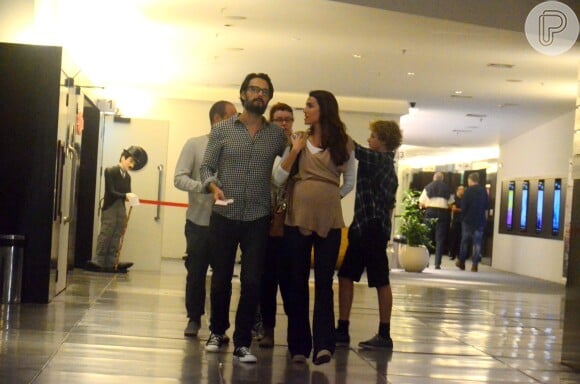Rodrigo Santoro e Mel Fronckowiak, grávida, se encontram com amigos em shopping do Rio