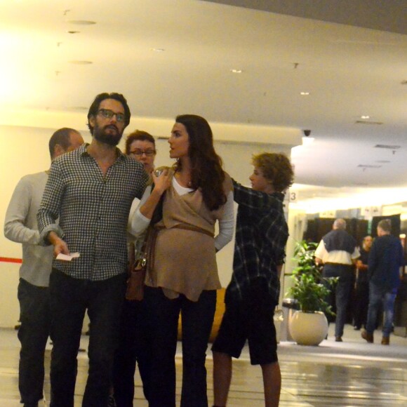 Rodrigo Santoro e Mel Fronckowiak, grávida, se encontram com amigos em shopping do Rio