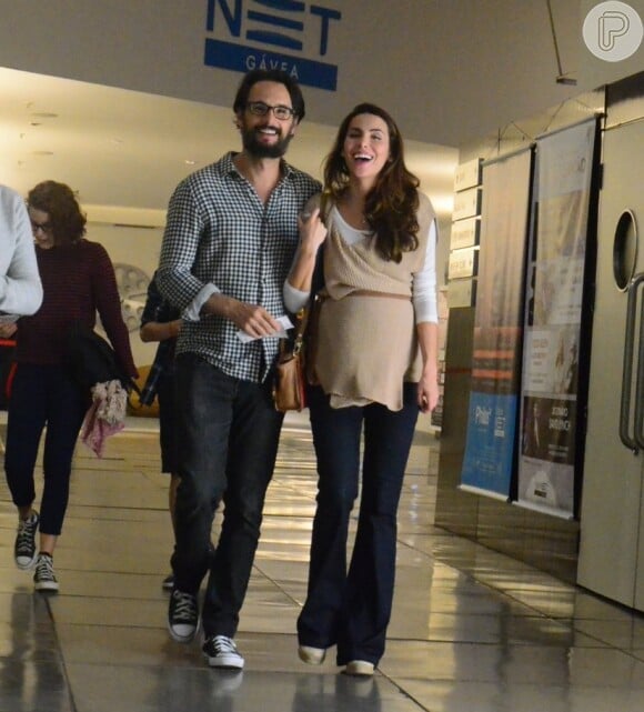 Rodrigo Santoro e Mel Fronckowiak, grávida, foram fotogrados em momento de descontração indo ao cinema