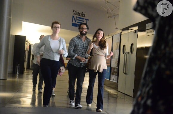 Rodrigo Santoro e Mel Fronckowiak, grávida, foram fotogrados indo ao cinema no Shopping da Gávea, no Rio de Janeiro, no último final de semana