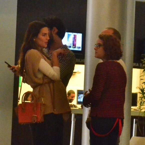 Rodrigo Santoro e Mel Fronckowiak, grávida, foram fotogrados indo ao cinema no Shopping da Gávea, no Rio de Janeiro, no último final de semana