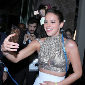 Bruna Marquezine foi fotografada com um macaco em baile de gala