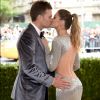 Gisele Bündchen e Tom Brady se beijam ao chegarem ao MET Gala, realizado no Museu Metropolitan, em Nova York, na noite desta segunda-feira, 1 de maio de 2017