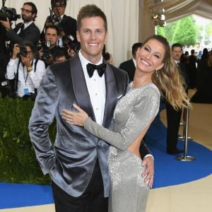 Mão boba de Tom Brady, marido de Gisele Bündchen, rouba a cena no tapete vermelho do MET Gala, realizado no Museu Metropolitan, em Nova York, na noite desta segunda-feira, 1º de maio de 2017