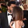 Selena Gomez e namorado, The Weeknd, se beijam no tapete vermelho do MET Gala nesta segunda-feira, dia 01 de maio de 2017