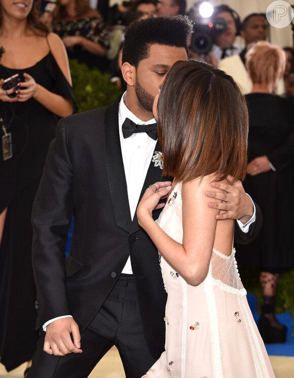 Selena Gomez e namorado, The Weeknd, se beijam no tapete vermelho do MET Gala nesta segunda-feira, dia 01 de maio de 2017