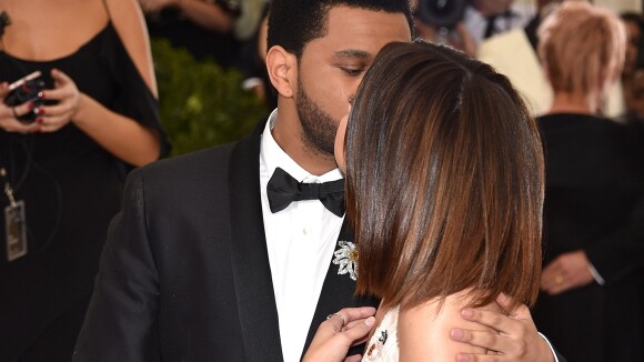 Selena Gomez ganha beijo do namorado, The Weeknd, no MET Gala. Veja fotos!