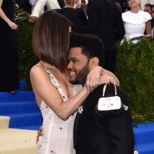 Selena Gomez faz carinho no namorado, The Weeknd, no tapete vermelho do MET Gala
