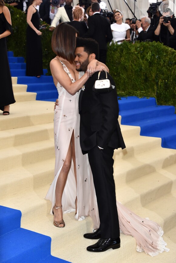 Selena Gomez faz carinho no namorado, The Weeknd, no tapete vermelho do MET Gala