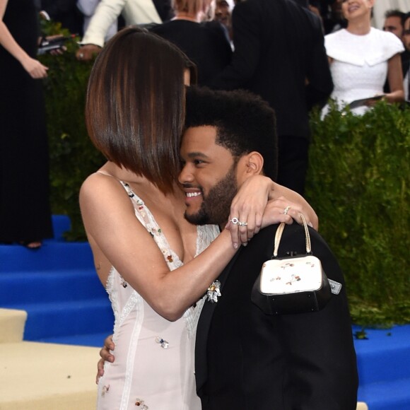 Selena Gomez faz carinho no namorado, The Weeknd, no tapete vermelho do MET Gala