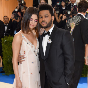 Selena Gomez posa abraçada ao namorado, The Weeknd, ao chegar no baile de gala do MET, em Nova York
