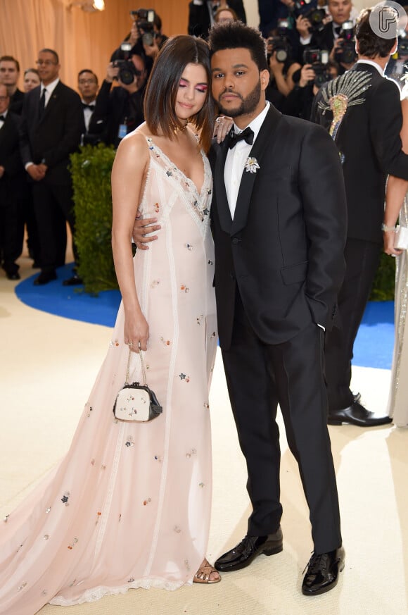 Selena Gomez posa abraçada ao namorado, The Weeknd, ao chegar no baile de gala do MET, em Nova York