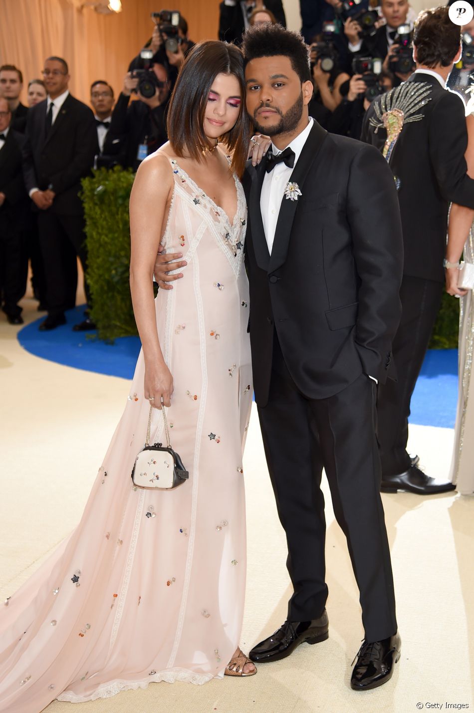 Selena Gomez posa abraçada ao namorado, The Weeknd, ao chegar no baile
