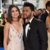 Selena Gomez e o namorado, The Weeknd, fizeram primeira aparição pública como casal no MET Gala