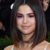Sombra cor de rosa de Selena Gomez chama atenção em maquiagem
