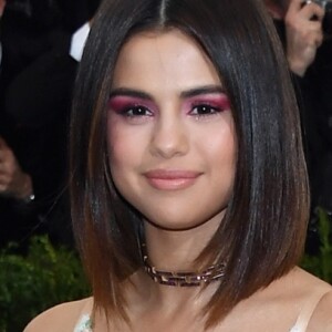 Sombra cor de rosa de Selena Gomez chama atenção em maquiagem