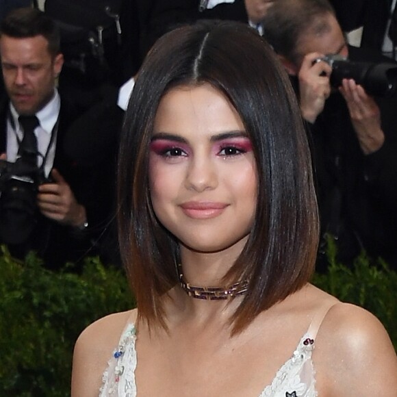 Sombra cor de rosa de Selena Gomez chama atenção em maquiagem