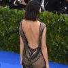 "É um pedaço de nylon muito forte,muito flexível e incrivelmente fino", disse a estilista Julia Haart sobre o look de Kendall Jenner