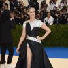 Céline Dion usou Versace no MET Gala, realizado no Museu Metropolitan, em Nova York, na noite desta segunda-feira, 1º de maio de 2017