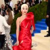 Rita Ora usou look Marchesa no MET Gala, realizado no Museu Metropolitan, em Nova York, na noite desta segunda-feira, 1º de maio de 2017